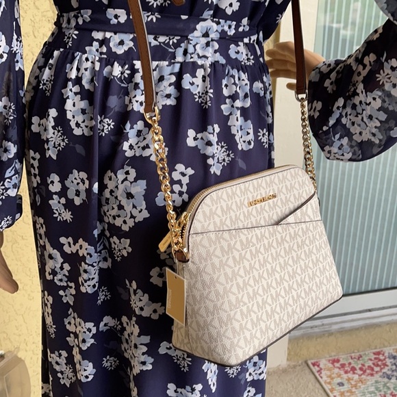 Michael Kors Jet Set Travel Medium Dome Crossbody - Picture 3 of 16